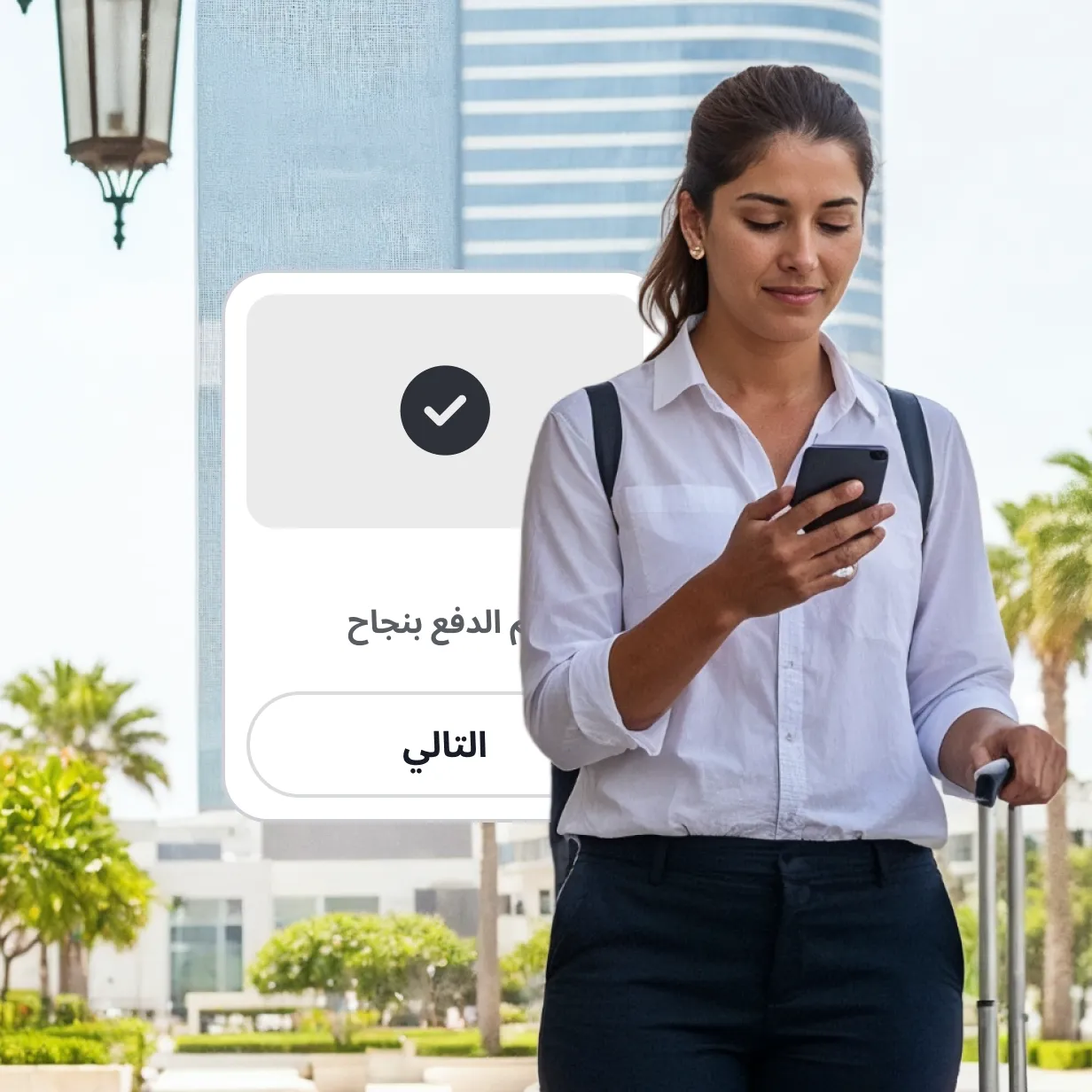 امرأة تقوم بإيداع عبر الإنترنت على deriv باستخدام بطاقة، معروضة على نموذج دفع آمن